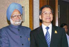 Prime Minister Manmohan Singh with his Chinese counterpart Wen Jiabao on the sidelines of the ASEAN Summit at Cebu in Philippines