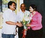 Sheetal being felicitated by the Maharashtra Chief Minister