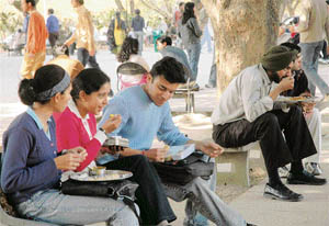 Students make the most of the sun and the food