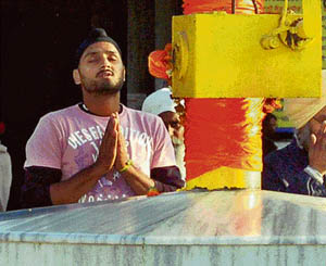 Harbhajan offering prayers at Singh Shaheedan Gurdwara, Sohana