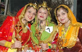 Punjaban Mutiar contest winner Meenakshi Sharma (Centre), First runners up Mandeep Kaur (left) and second runners up Amandeep Kaur (right)