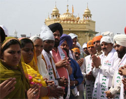 Members of the National Integrated Forum of Artists and Activists pray at the Golden Temple for the victims of the Attari Express.