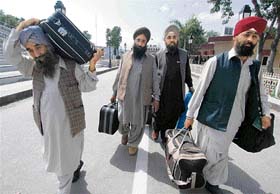 Members of the Pakistan Sikh Gurdwara Parbandhak Committee on arrival at the Wagah joint check post near Amritsar