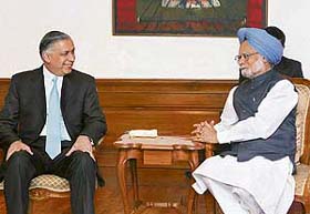 Prime Minister Manmohan Singh with his Pakistani counterpart, Shaukat Aziz, in New Delhi