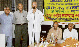 Deputy speaker, Punjab Legislative Assembly, Sat Pal Gosain addresses the annual conference of the Northern Railway Pensioners' Welfare Association held in Ludhiana.