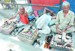 Cobblers are eking out to earn their living despite mercury reaching at scoarching point