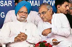 Manmohan Singh talks with Chief Minister Bhupinder Singh Hooda after the foundation stone laying ceremony of a 1,200 MW thermal power plant at Khedar village in Hisar district