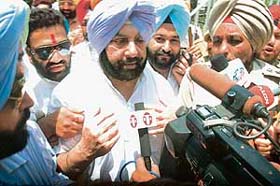 Former Punjab Chief Minister Amarinder Singh addressing mediapersons at Circuit House in Patiala