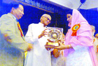 Harinder Kaur Riar, principal of Khalsa College Public School, Amritsar being conferred with"Bharat Excellence Award" by Friendship Forum of India at a function in New Delhi.