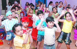 Tiny tots of Li’l Kangaroos School have a fun time at a summer club in Jalandhar.