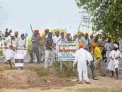 Sikh protesters try to uproot the board placed in front of the Dera Sacha Sauda branch at Ferozepur.