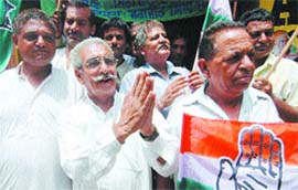 Cong candidate from Ward 21 Kulbhushan Kumar Duggal campaigns in the city.