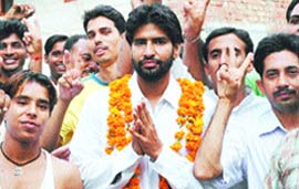 BJP’s Avinash Kumar Shaila, who is contesting from Ward 63, seeks public support.