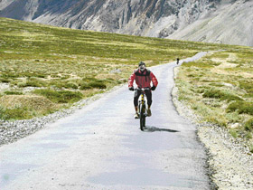 Gautam Kuthari of Delhi mountain biking from Manali to Leh.