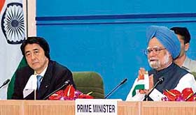 Manmohan Singh addresses a business delegation while Japanese Prime Minister Shinzo Abe looks on in New Delhi