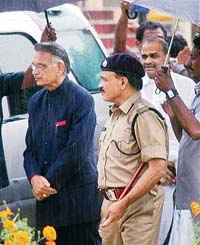 Union home minister Shivraj Patil (left) and Chief Minister of Andhra Pradesh Y.S. Rajshekhar Reddy arrive at the Lumbini Park in Hyderabad