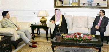 Saudi intelligence chief Muqrin bin Abdul Aziz (centre) and Saad al-Hariri (right), son of assassinated Lebanese leader Rafik al-Hariri, talk with Pakistani President Pervez Musharraf during a meeting in Rawalpindi