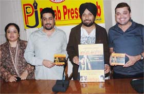 Punjabi singer Kaptan Laddi (second from right) releases his musical album “Main Tenu Nachdi Vekhna” at Punjab Press Club in Jalandhar