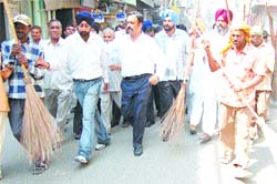 Mayor Shawet Malik along with BJP MP Navjot Singh Sidhu launches ‘Safai Abhiyaan’.
