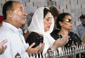 Benazir Bhutto prays at the grave of Mohammad Ali Jinnah, founder of the nation, in Karachi