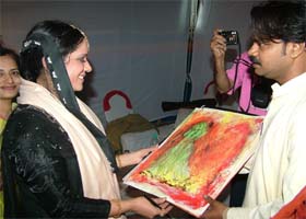 Sufi Kathak exponent Manjari Chaturvedi being presented with her painting by Amit after her performance at the sixth Kapurthala Heritage Festival