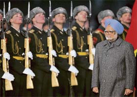 Prime Minister Manmohan Singh reviews guard of honour on his arrival at Moscow’s Vnukovo airport