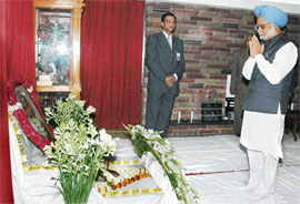 Prime Minister Manmohan Singh pays homage to former Chief Justice of India and Chairman of The Tribune Trust R. S. Pathak in New Delhi on Monday.