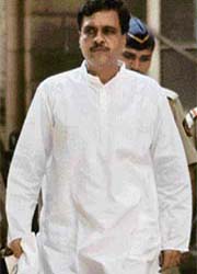 Pravin Mahajan being brought to the Mumbai sessions court