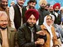 Senior Congress leader Jagmeet Brar holds the hand of PPCC president Rajinder Kaur Bhattal at the mela.
