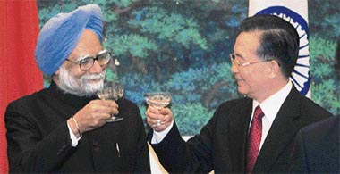 Prime Minister Manmohan Singh and Chinese premier Wen Jiabao share a toast after a signing ceremony held at the Great Hall of the People in Beijing on Monday.