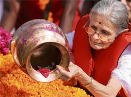 Gandhis great-granddaughter Neelam Parikh immerses the ashes of the Mahatma into the Arabian Sea near Mumbai on Wednesday as the country paid homage to him on the 60th anniversary of his assassination.