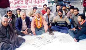 Office-bearers of the Ahmedgarh Surakhsha Manch protest against a gas agency at Ahmedgarh on Saturday.
