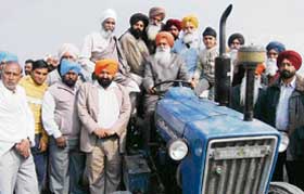 Punjab Mandi Board chairman Ajmer Singh Lakhowal starts kar sewa of Budda Nullah at Lakhowal village in Ludhiana on Monday.