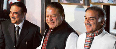 Asif Ali Zardari (left), widower of slain former Pakistani premier Benazir Bhutto, former premier Nawaz Sharif (centre) and Sharifs brother Shahbaz Sharif attend a joint press conference after their meeting at Zardaris residence in Islamabad where they decided on forming a government, late on Thursday night.