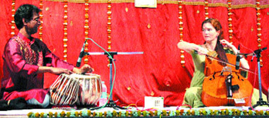 The first-ever performance of Cello by Saskia Rao De Haas at Spring Dale Senior School proved to be an enthralling affair. The western instrument has been specially modified for the Indian classical music. Saskia was accompanied by Dhurjoy Banerjee on tabla. Saskia also presented Raag Nadh Bhairavi. She exhorted the students to learn some musical instrument, as it gives true happiness.