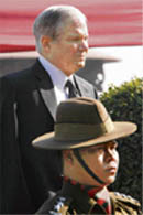 Robert Gates inspects a guard of honour during his ceremonial reception in New Delhi 