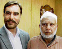 Minister for human rights Ansar Barney (left) with Kashmir Singh at Lokhpat jail in Lahore, Pakistan, on Friday.