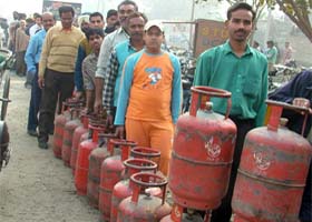 Cooking gas shortage is causing great inconvenience to Amritsar residents