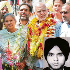 Now...: Kashmir Singh with his wife at the Attari/Wagah border after he was released by the Pakistani authorities.