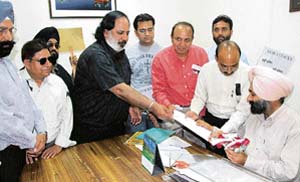 Functionaries of NIMA submit a memorandum to DRO Inderpreet Singh Kahlon against mob violence at a hospital in Ludhiana on Friday.