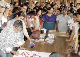 Achyut Pallav teaching his art