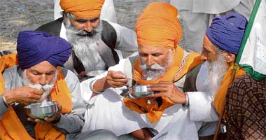Farmers of Punjab under the banner of the Bharti Kisan Union (Rajewal), during their dharna against the meaningless loan waiver scheme of the UPA government, take langar at Jantar Mantar in New Delhi
