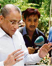 Jagmohan Dalmiya arrives at the Economic Offences Wing of the Mumbai City Police on Wednesday.