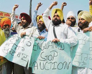 Workers of the SAD hold a protest outside Hall Gate, Amritsar, on Tuesday to demand stalling of the auction of Guru Gobind Singh’s armour and urge Prime Minister Manmohan Singh to take steps to bring it back to India.