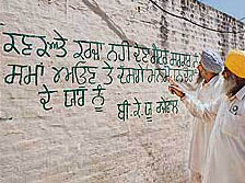 Farmers in Bondli village read a message by BKU (Rajewal) exhorting farmers not to sell their produce to government agencies.