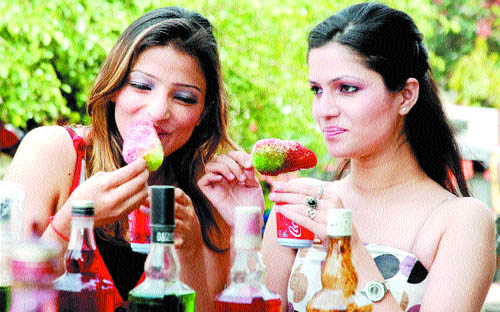 Young girls beat the heat with ice-candies in Jalandhar