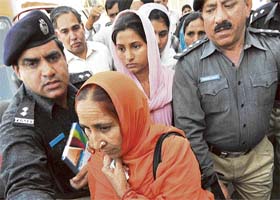Dalbir Kaur, sister of Sarabjit, and his daughters being escorted to Lahore jail