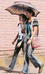 City residents prefer to use umbrellas to escape from the scorching heat.