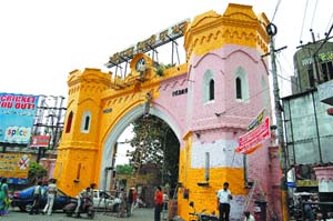Eyebrows are being raised after the pink colour of the gate was changed to yellow — the favourite colour of the Shiromani Akali Dal.