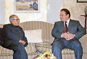 Foreign minister Pranab Mukherjee (L) talks with former Pakistani prime minister Nawaz Sharif during a meeting in Lahore